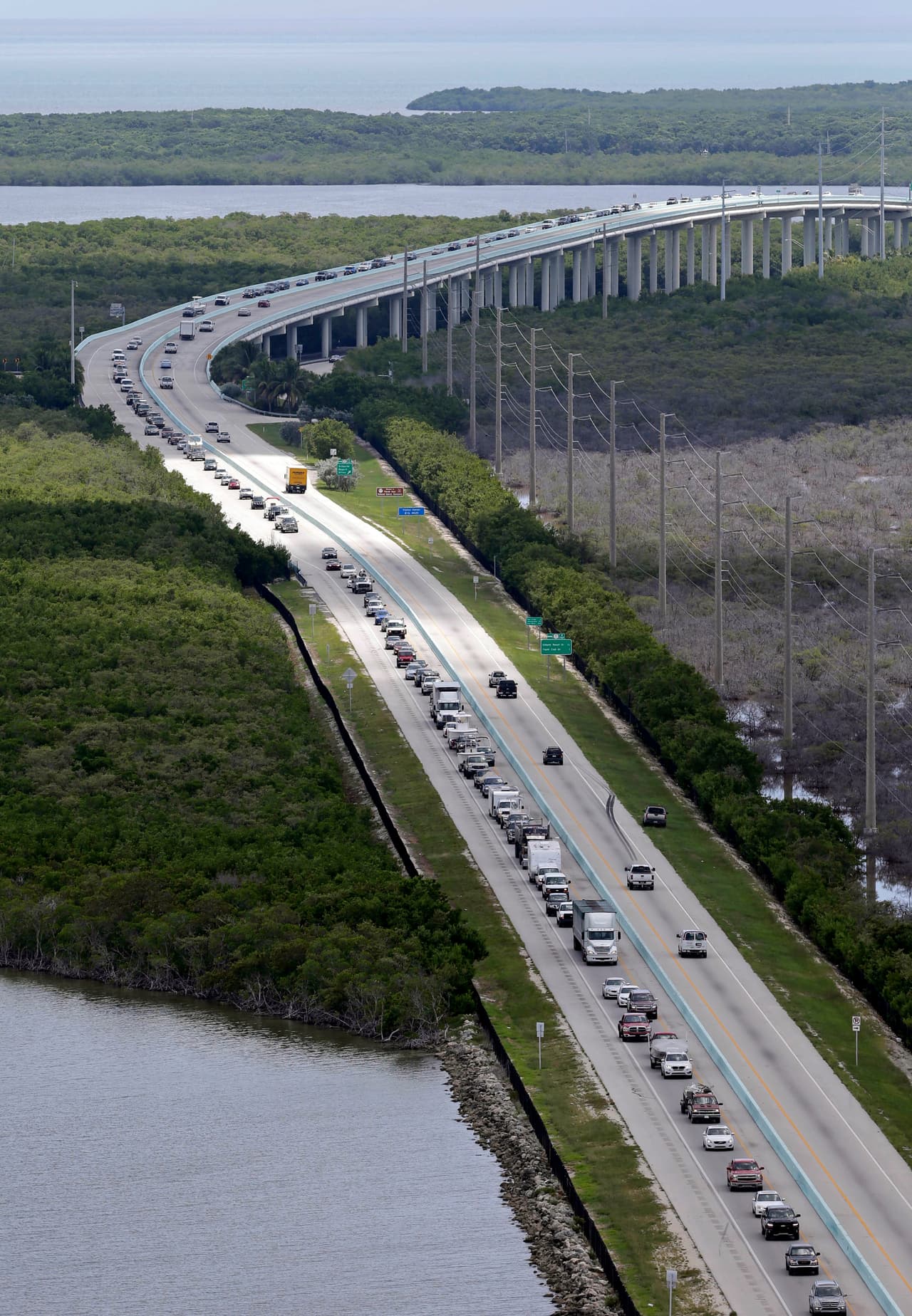 Esta es una vista aérea de la US 1, la carretera que une los Cayos de Florida con el estado. Esta semana la evacuación para los Cayos es obligatoria y la única ruta de salida por tierra de las islas es la US 1. Así de colapsada está esta vía desde el anuncio de evacuación por parte del gobernador Rick Scott.