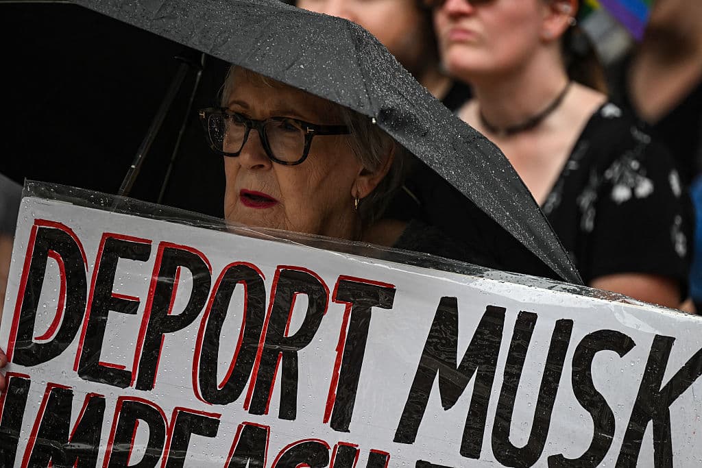 <b>En Houston</b>:
<br>Para esta persona, según su pancarta, deben deportar a (Elon) Musk, el multimillonario líder del Departamento de Eficiencia Gubernamental (DOGE, por sus siglas en inglés) y a quien los opositores responsabilizan por los miles de despidos en el gobierno federal.