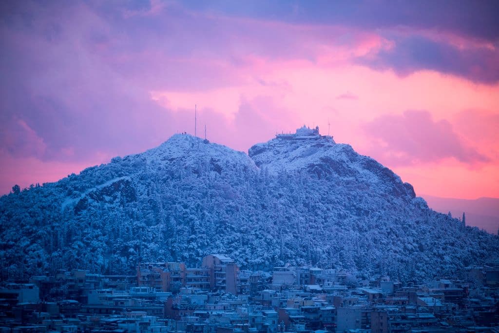 Las montañas que rodean Atenas ofrecían también un espectáculo excepcional, cubiertas de un manto blanco inmaculado. Esta imagen muestra la colina de Lycabettus nevada. 
<br>
<br>