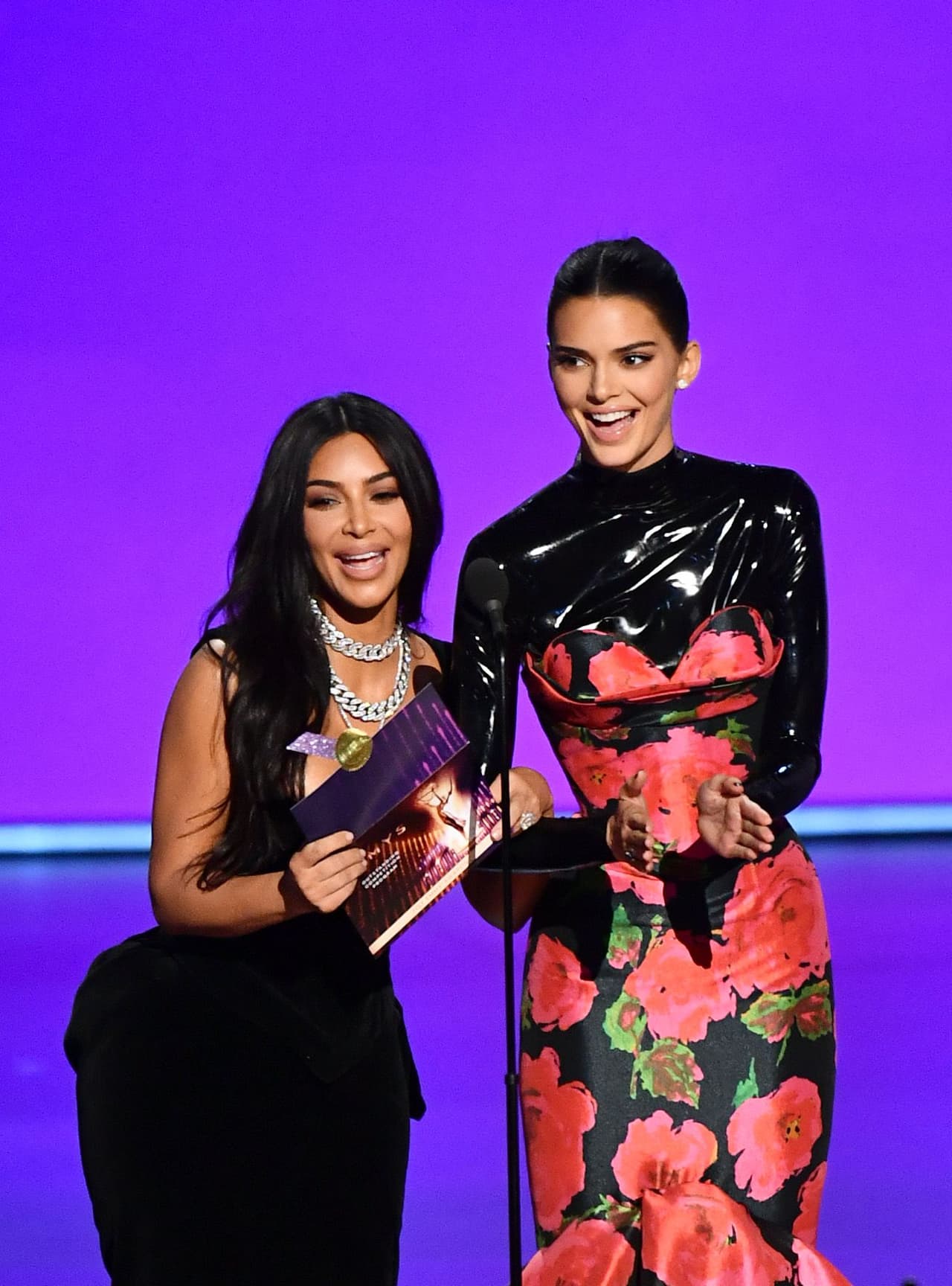 <b>1</b> - No fueron las grandes protagonistas de la noche, pero sí se convirtieron en tema de conversación. 
<b>Kim Kardashian</b> y su 
<b><a href="https://www.univision.com/famosos/kendall-jenner-presenta-su-nuevo-cabello-rubio-en-pasarela-aunque-no-sabemos-si-es-permanente-video">nuevamente pelinegra hermana Kendall Jenner</a></b> presentaron el Emmy al Mejor 'reality' de competencias de la televisión, un galardón que conquistó 'RuPaul's Drag Race'.
