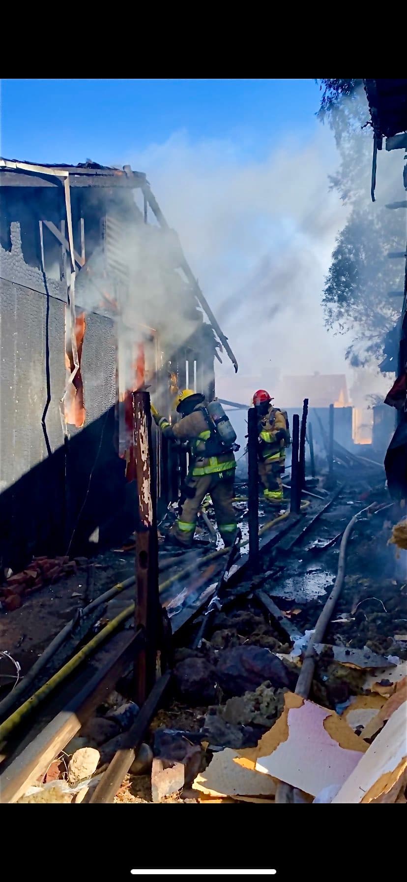 Las autoridades informaron que el fuego inicialmente afectó a una casa, pero las llamas fueron lo suficientemente fuertes como para saltar a una casa vecina.