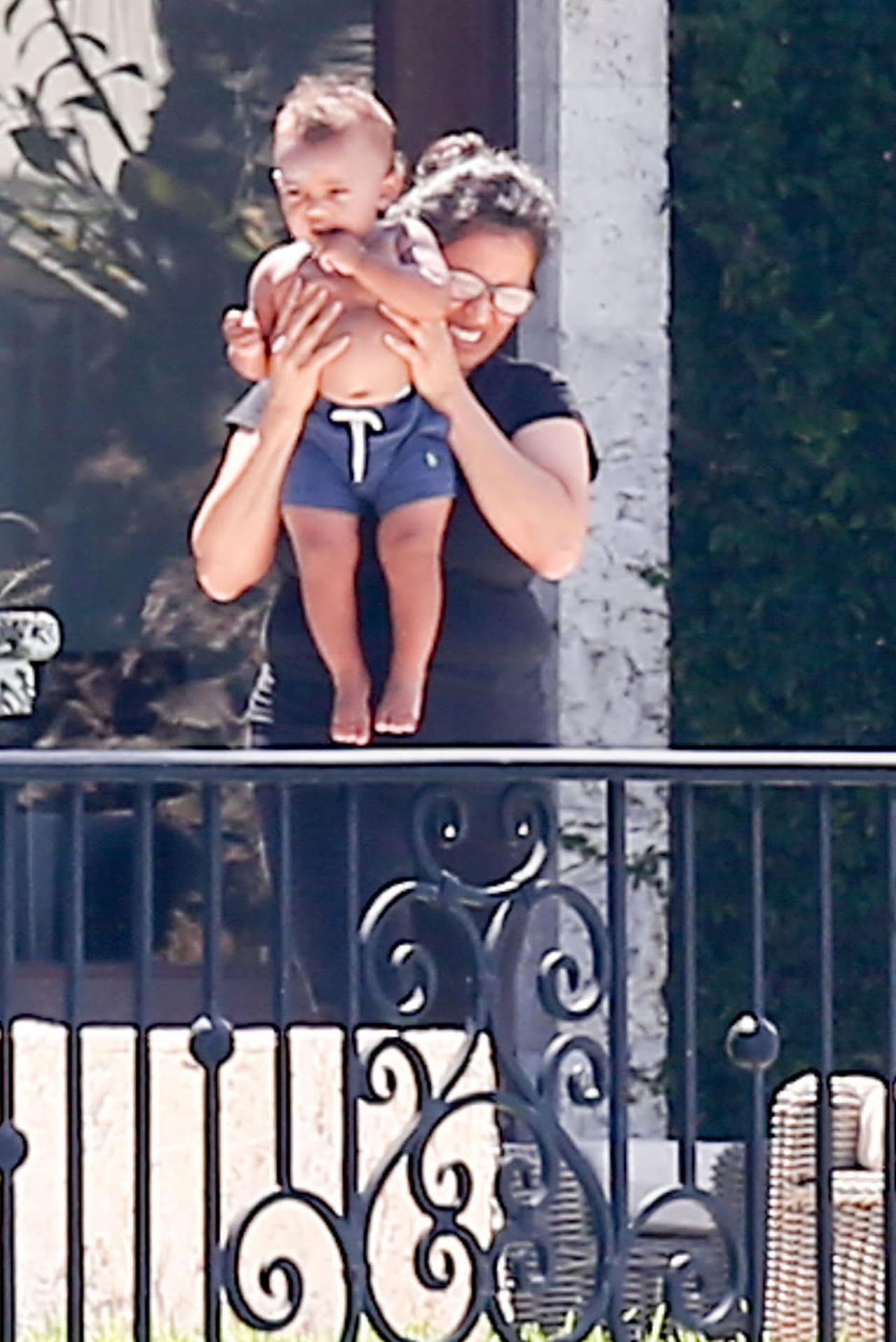 Aquí el nene con una de sus nannies.