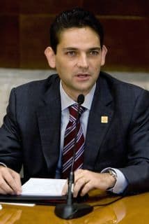 Juan Camilo Mouriño, quien fuera ministro de Interior de México, murió a los 35 años el 4 de noviembre de 2008 debido a un accidente aéreo en plena Ciudad de México.