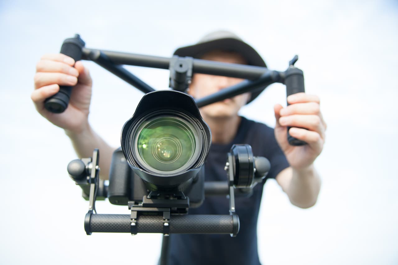 <b>Puesto 7. Productores de cine o video. </b>
<br>
<br>
<b>Salario promedio: 90,770 dólares al año. </b>
<br>
<b>Promedio de tiempo libre pago: 8.6 días.</b>
<br>
<br>Estos trabajadores se encargan de dar vida a la visión de un escritor o guionista, gestionando todos los aspectos de una producción audiovisual. Esto incluye la búsqueda de locaciones exteriores y el procesamiento de permisos, lo que dependiendo del guión podría llevarlos a cualquier lugar.
<br>