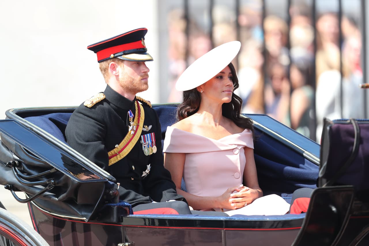 Este sábado 9 de junio, los ahora esposos llegaron al palacio de Buckingham para participar en el Trooping the Colour, la celebración anual con la que se conmemora el cumpleaños oficial de la reina Isabel.