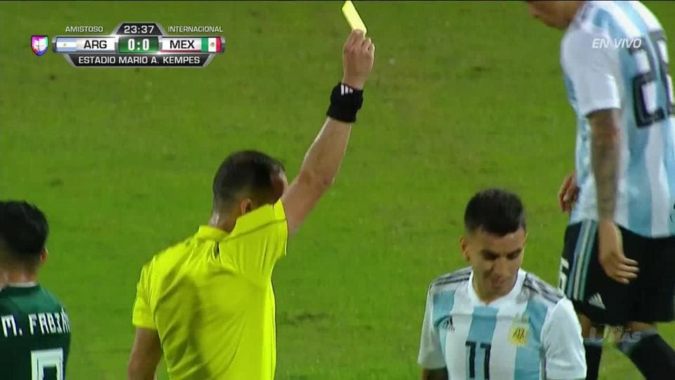 Tarjeta amarilla. El árbitro amonesta a Ángel Correa de Argentina