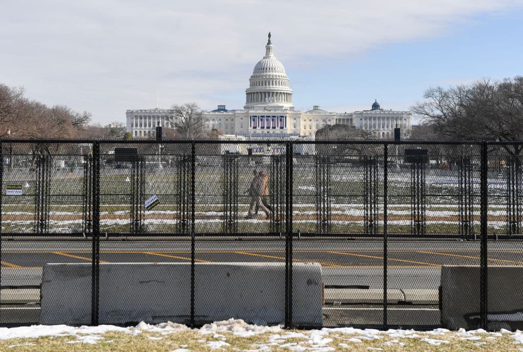 Serían las temperaturas más bajas desde la segunda investidura de Ronald Reagan en 1985, cuando el termómetro marcó 7 grados Fahrenheit (-14 grados Celsius). El factor de sensación térmica podría llevar las temperaturas a mínimos históricos, según informó Trump en su plataforma Truth Social.