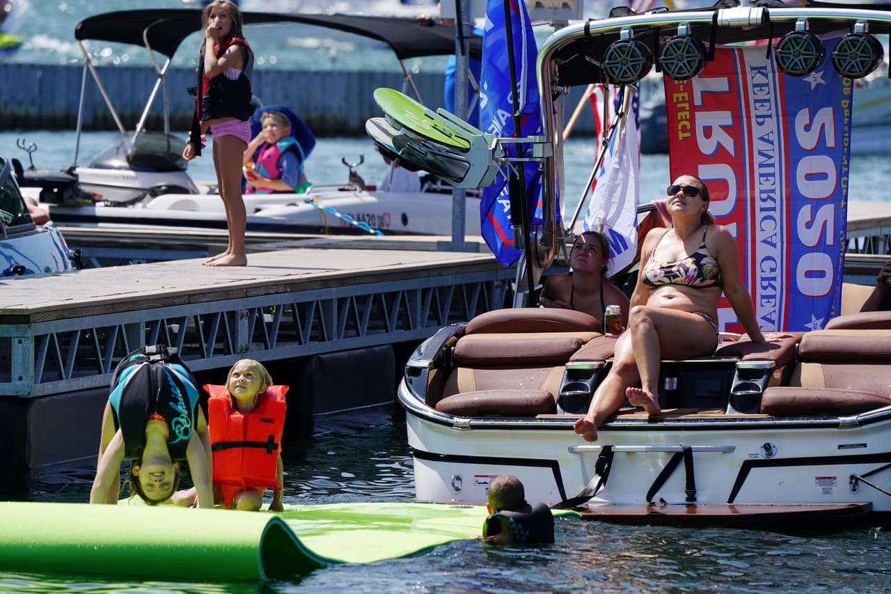 Muchos agitaron carteles de Trump o posaron con recortes de cartón del presidente mientras recorrían el lago desde aproximadamente las 11 a.m. hasta las 2 p.m.