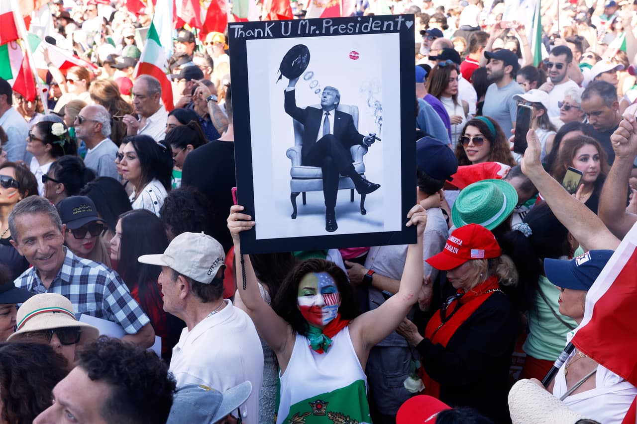 Una mujer sostiene una foto del presidente Trump durante una manifestación en apoyo a los ataques estadounidenses e israelíes contra Irán el domingo 1 de marzo de 2026 en Los Ángeles. (Foto AP/Jill Connelly)