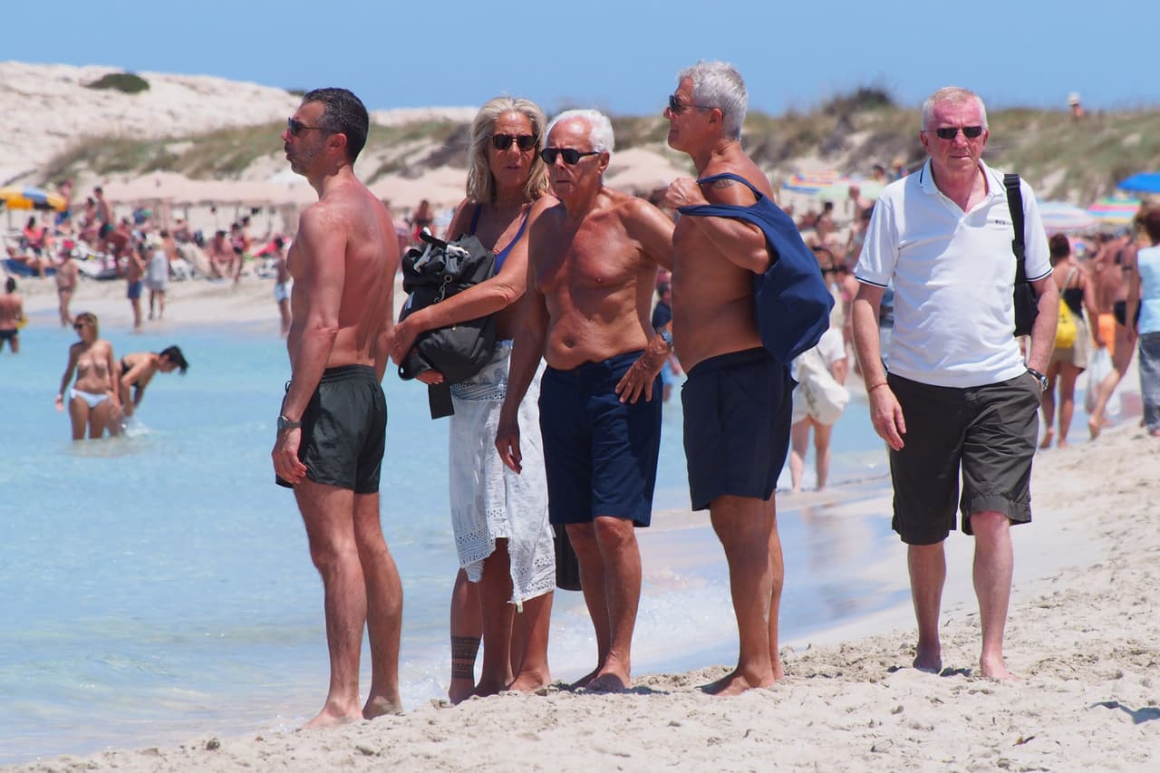 Armani con su grupo de amigos.