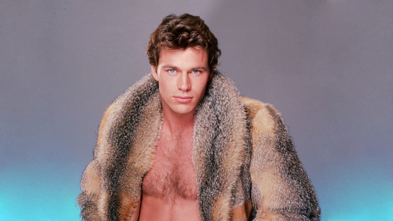 <b>Un disparo en la cabeza por error filmando "Cover Up" (1984)</b>
<br>
<br>Jon-Erik HexumEl actor Jon-Erik Hexum murió después de dispararse a sí mismo en la cabeza con una pistola mientras pretendía jugar a la ruleta rusa con una Magnum 44 en el set de la serie de televisión "Cover Up".
<br>
<br>Hexum, considerado un 
<i>sex symbol</i> en su época, tenía 26 años cuando se disparó accidentalmente en octubre de 1984.
<br>
<br>Tras horas de cirugía y días de hospitalización terminó muriendo con una fractura de cráneo.
<br>