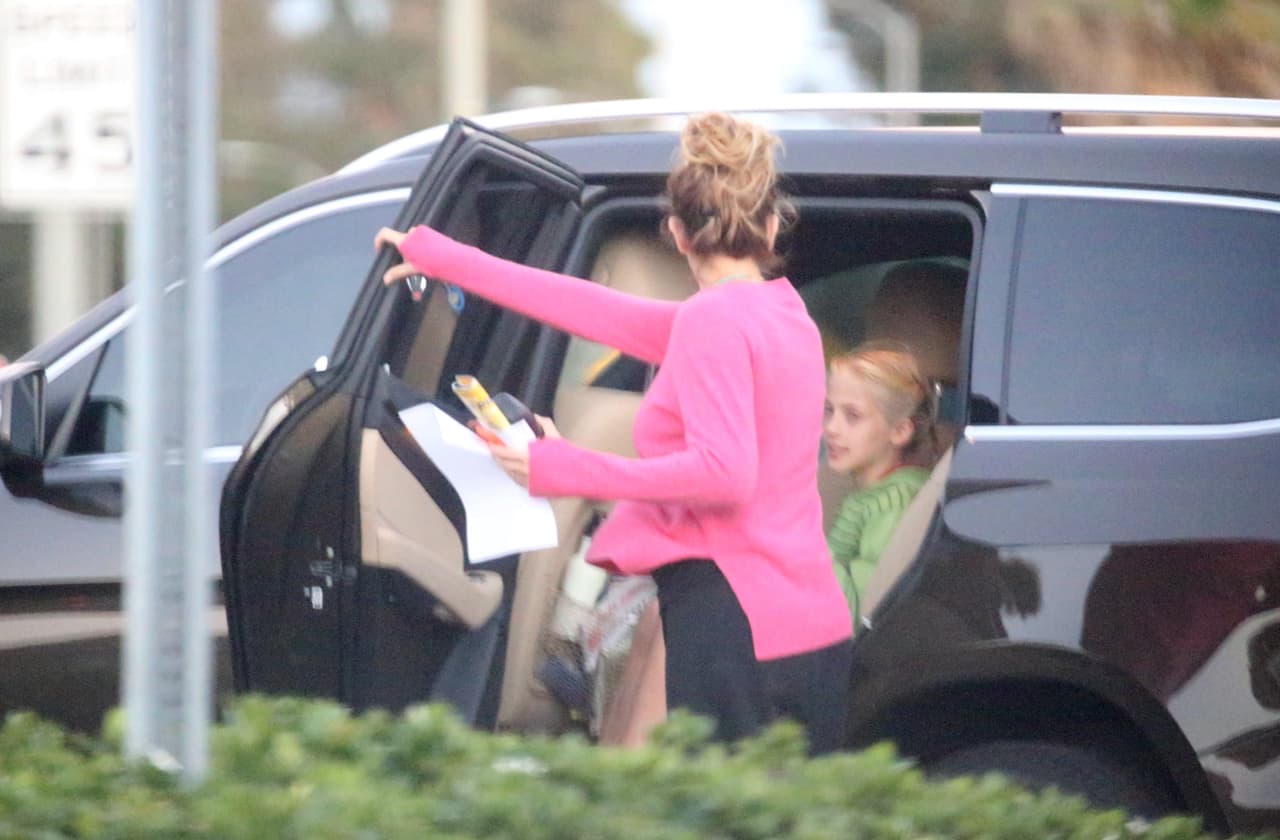 Julia sacó a su nena de la parte trasera de su automóvil.