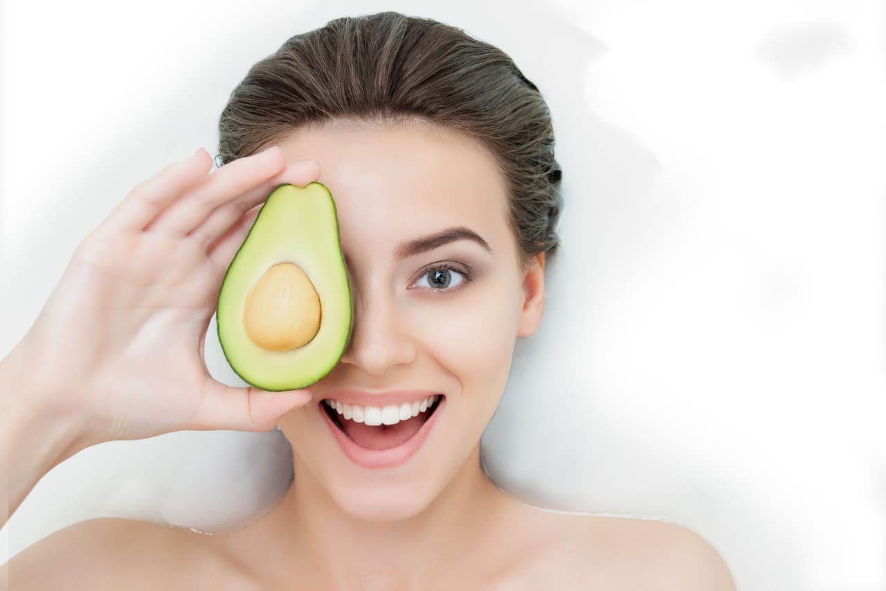 <b>Aguacate. </b>Además de servirnos para preparar un exquisito guacamole, la pulpa del aguacate también puede contribuir al crecimiento del cabello. Aplica el aguacate machacado sobre tu pelo y déjalo actuar por 25 minutos antes de enjuagarlo.
