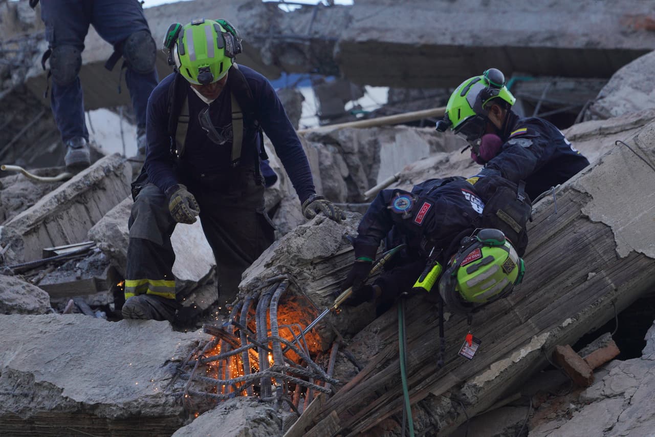 Tanto soldados, personal de rescate, voluntarios y familias buscan salvar a toda costa a los colombianos que se encuentran atrapados entre los escombros y heridos.