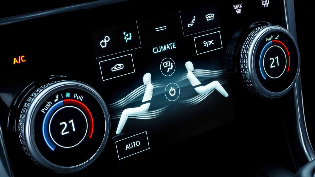 Allí vemos llegar la misma pantalla sensible al tacto para controlar el sistema climático y la interacción con el smartphone que conseguimos en la
<b><a href="https://www.univision.com/noticias/pruebas-de-manejo/el-destino-nos-alcanzo-probamos-la-i-pace-la-primera-camioneta-electrica-de-jaguar">Jaguar I-Pace</a></b>, reemplazando la botonería del diseño previo que parecía venir de un Toyota Corolla de 10 años de edad.