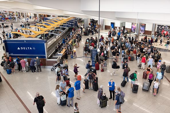 ATLANTA, GEORGIA - 22 DE JULIO: Pasajeros de Delta Airlines hacen fila para recibir asistencia de un agente en el Aeropuerto Internacional Hartsfield-Jackson de Atlanta el 22 de julio de 2024 en Atlanta, Georgia. Delta Airlines canceló más de 700 vuelos el lunes debido a la actualización del software Crowdstrike, lo que representa más de la mitad de las cancelaciones de vuelos en los EE. UU. (Foto de Jessica McGowan/Getty Images)