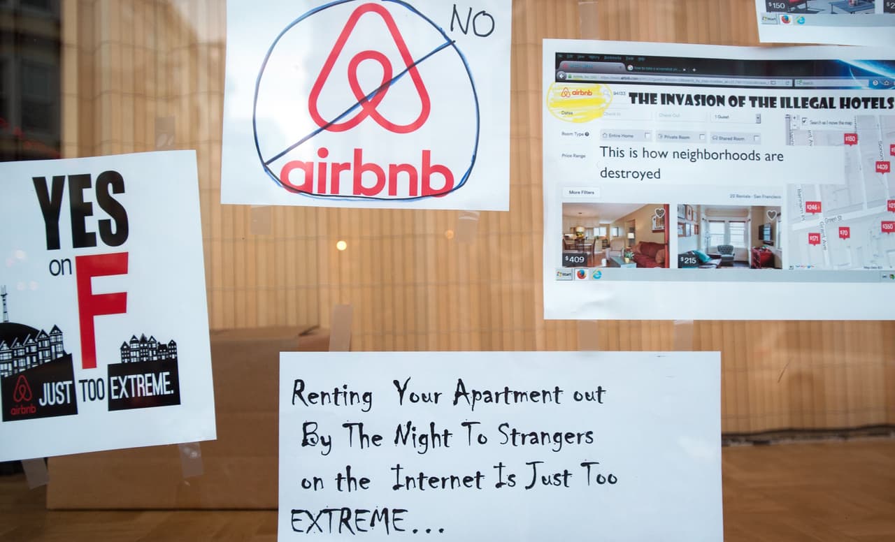 Letreros en San Francisco contra Airbnb. Muchos vecinos dicen que esta empresa hace subir los precios de las rentas.