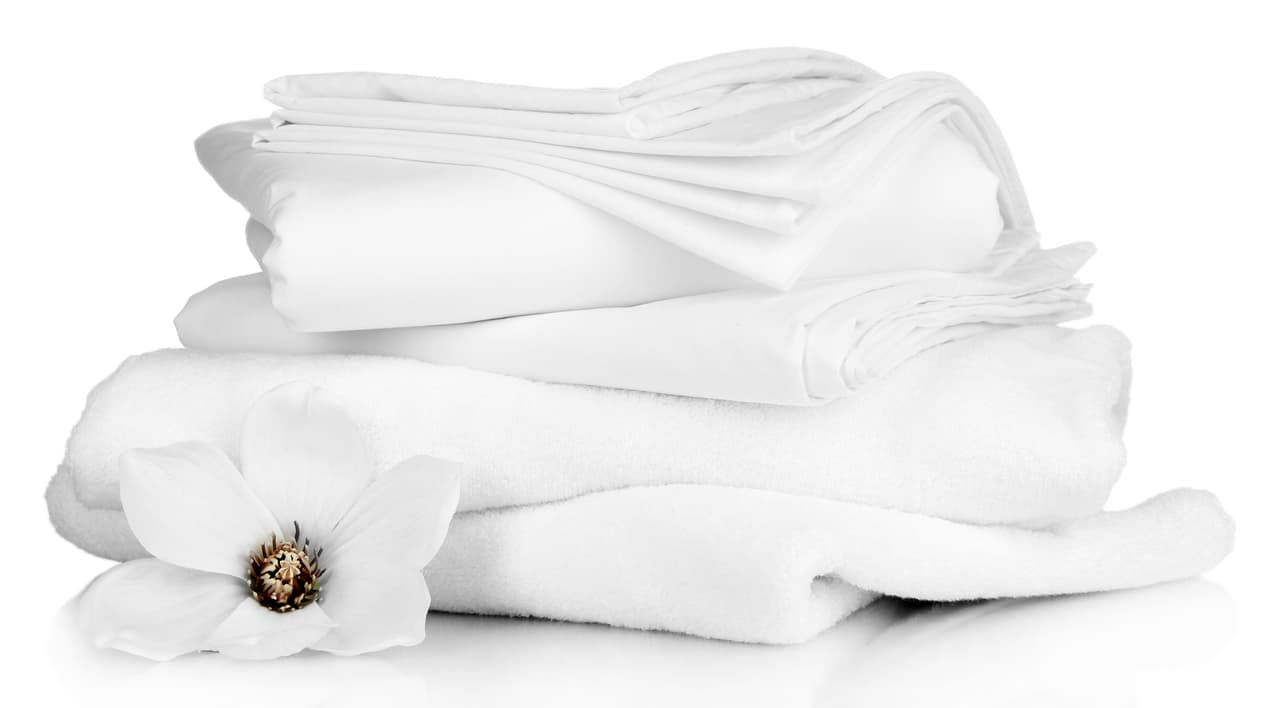 Lava la ropa de cama a temperaturas altas. Todas estas prendas suelen acumular muchas bacterias, por eso no es suficiente lavarlas con el proceso normal. Utiliza agua a una temperatura alta, más o menos a 140°F para que las bacterias mueran por completo.