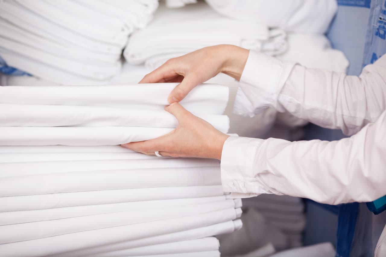 Si las instrucciones de tus prendas indican lavar en frio, mételas en el congelador durante seis horas después de haberlas lavado.