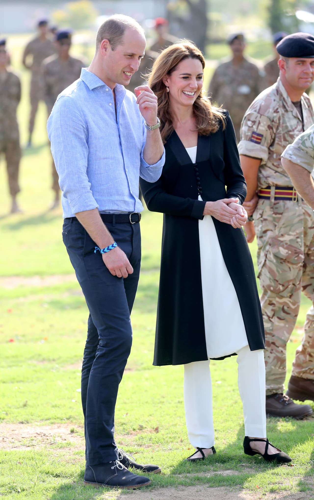 "Toda la semana hemos estado escuchando acerca de la seguridad en Pakistán y realmente Catherine y yo 
<b>nos llevamos a casa</b> la importancia de la relación entre el Reino Unido y Pakistán", agregó 
<b><a href="https://www.univision.com/famosos/el-principe-william-y-kate-middleton-conocieron-a-una-diana-en-pakistan-que-se-llama-asi-por-lady-di-fotos" target="_blank">el hijo de Lady Diana.</a></b>