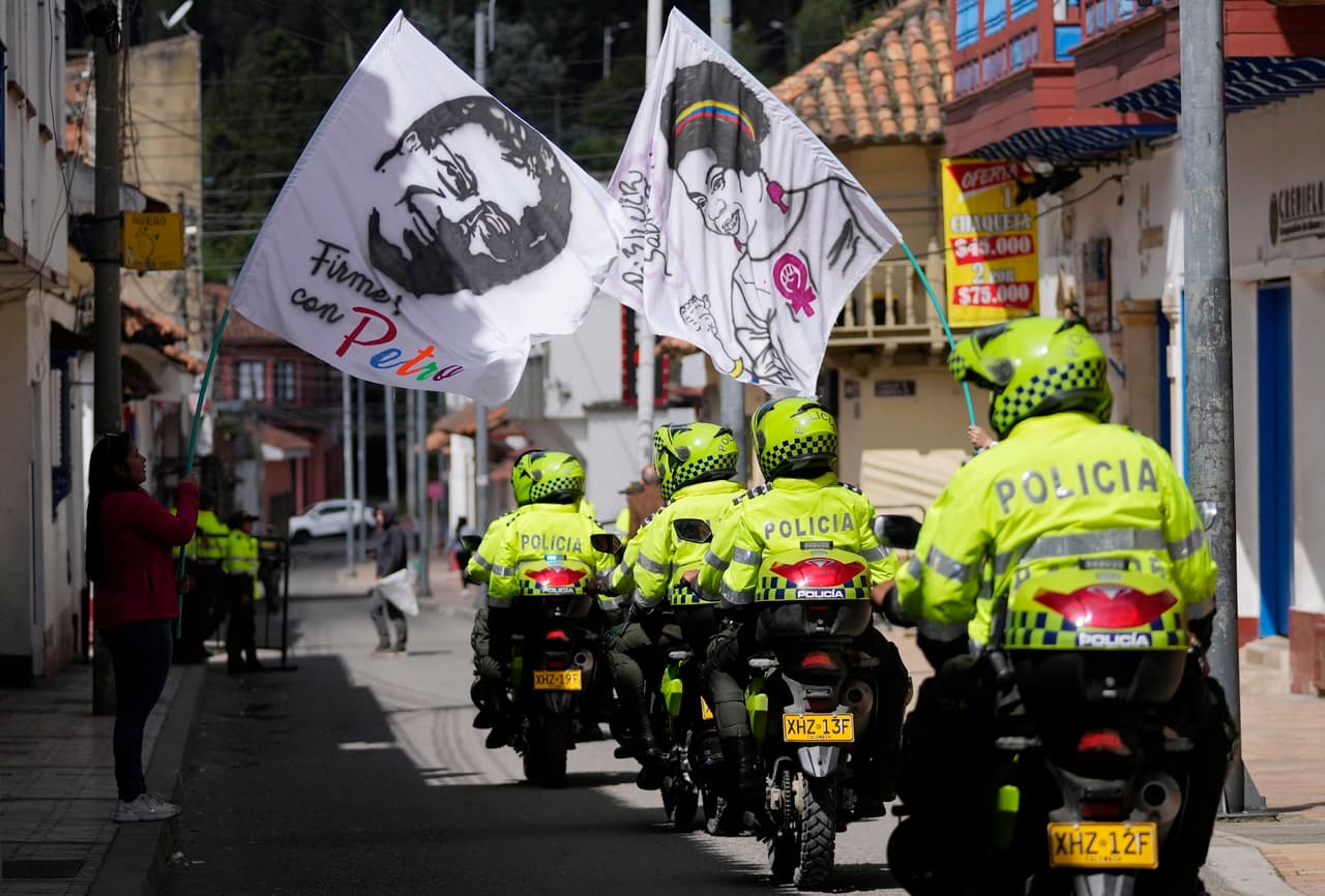 En una eventual segunda vuelta las encuestas prevén un duelo entre Petro y
<b> el derechista Federico Gutiérrez, exalcalde de Medellín de 47 años, con cerca del 27% de la intención de voto, aunque seguido de cerca por un <i>outsider</i>: el empresario independiente Rodolfo Hernández.</b>