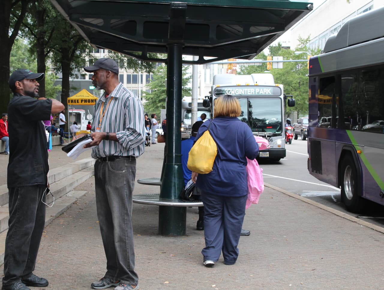 <i>Muhammad</i> As-saddique Abdul-Rahman pregunta a los transeuntes si ya se registraron para votar.