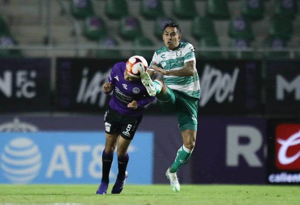 Los de Almada presionaron hacia el final del juego, pero no llegó el tanto que les diera los tres puntos en El Kraken. Santos retiene temporalmente el liderato con 7 unidades, mientras que el conjunto de Tomás Boy llegó a 4 puntos. Mazatlán recibirá a Pachuca y Santos hará lo propio con las Águilas del América en la cuarta fecha de la competición.