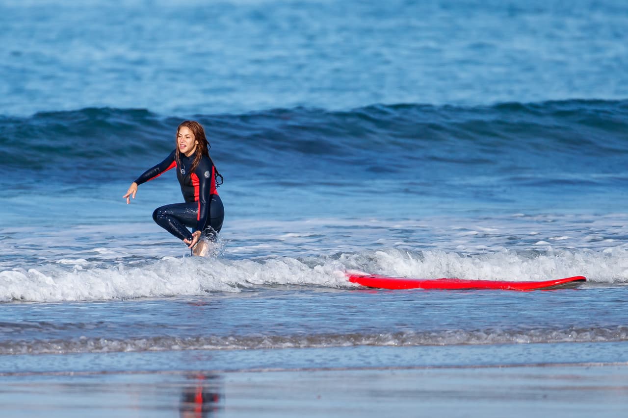 De acuerdo con el diario El País, sus abogados buscan un pacto con la Abogacía del Estado y con la Fiscalía que le permita evitar la cárcel a cambio de
<b> <a href="https://www.univision.com/famosos/shakira-juicio-fraude-fiscal-espana" target="_blank">aceptar que defraudó al fisco</a></b> y de pagar una multa millonaria.
<br>