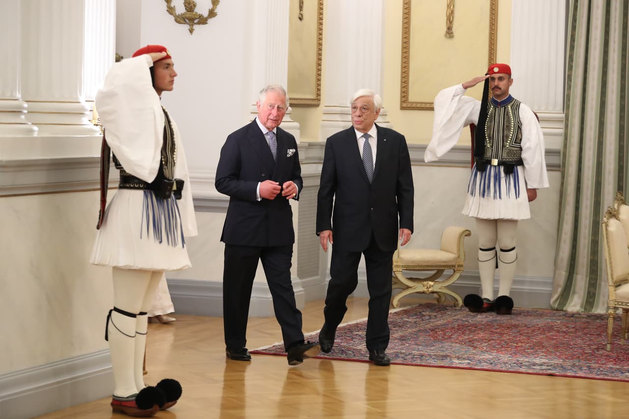 Mientras un relajado Thomas Markle se empapaba en la historia de Inglaterra, 
<b>el príncipe Carlos y Camilla Parker </b>realizaban una visita oficial a Grecia y Francia. Aquí el heredero al trono camina junto presidente griego 
<b>Prokopis Pavlopoulos</b>.