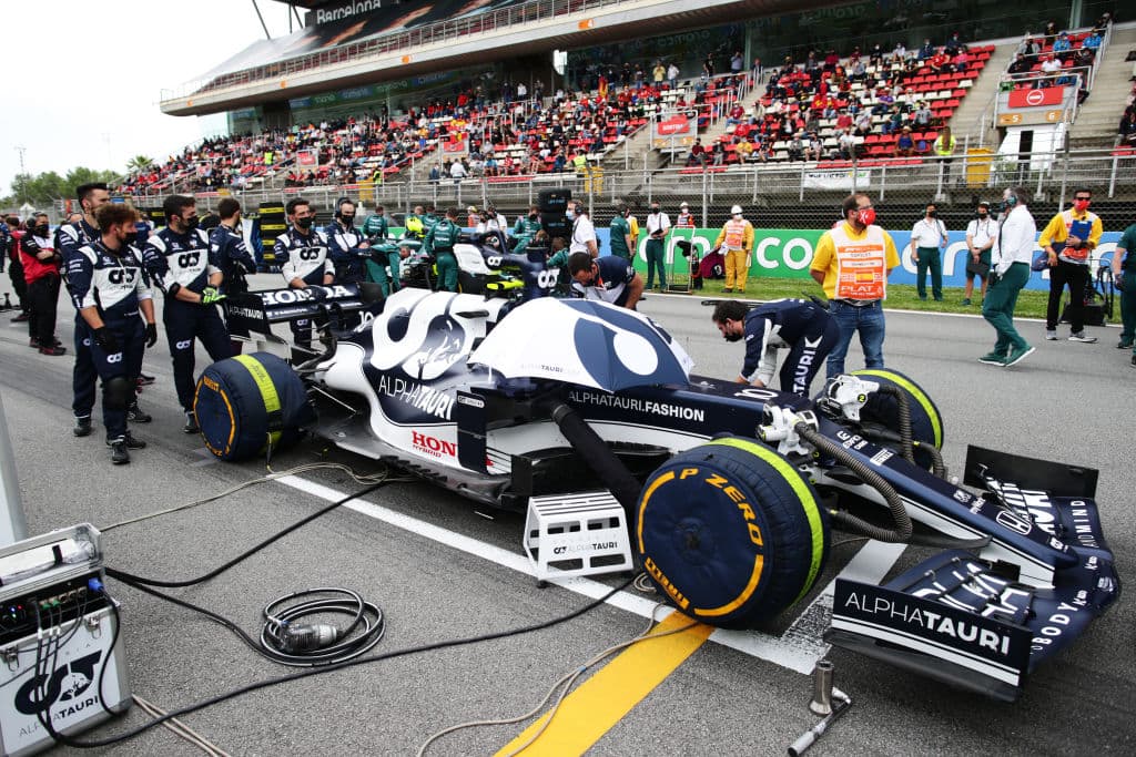 Lewis Hamilton se lleva el Gran Premio de España de la Formula 1. El piloto británico compartió el podio con Max Verstappen de Red Bull, quien cumplió su carrera número 100 y Valtteri Bottas de Mercedes Benz, quien quedó en tercera posición. El mexicano Sergio Pérez obtuvo la quinta posición.