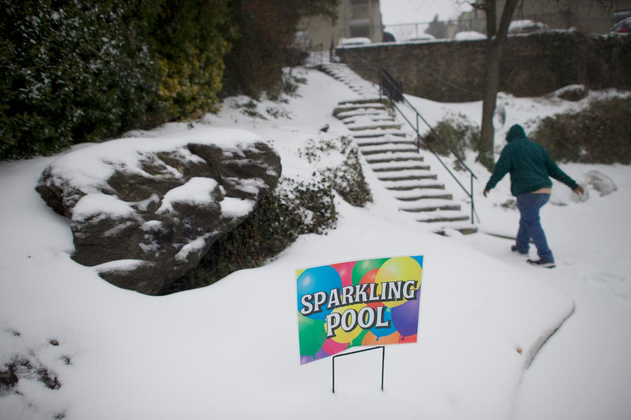 Más tarde en el día, el aviso de 
<i>blizzard</i> (ventisca) se canceló en la ciudad de Nueva York.