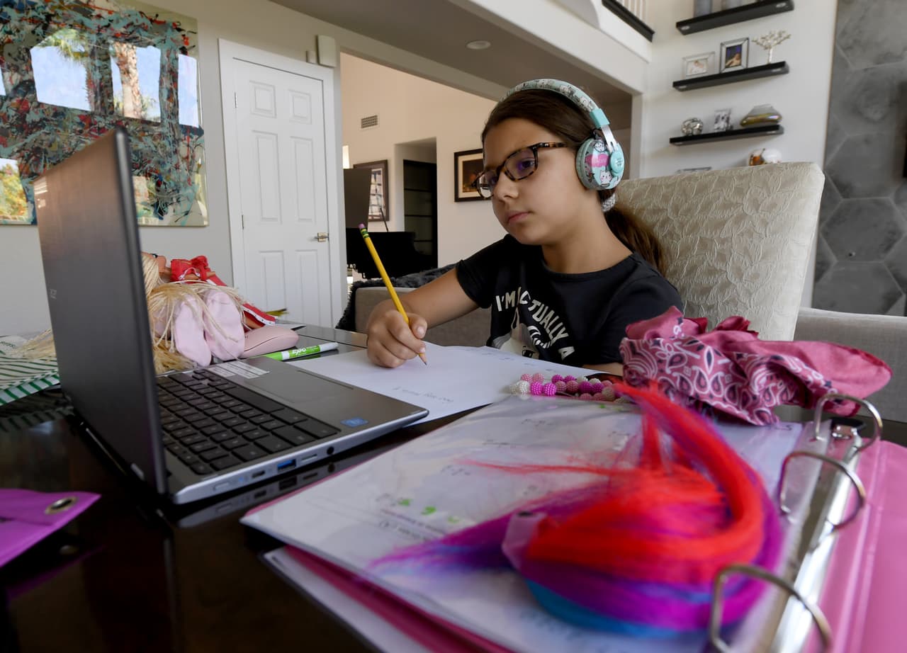 1. Observa y determina 
<b>el tiempo máximo de atención que tu hijo</b> tiene cuando está frente a una pantalla. Cada estudiante puede concentrarse por períodos de tiempo diversos y depende de su edad y su capacidad de entender las lecciones.