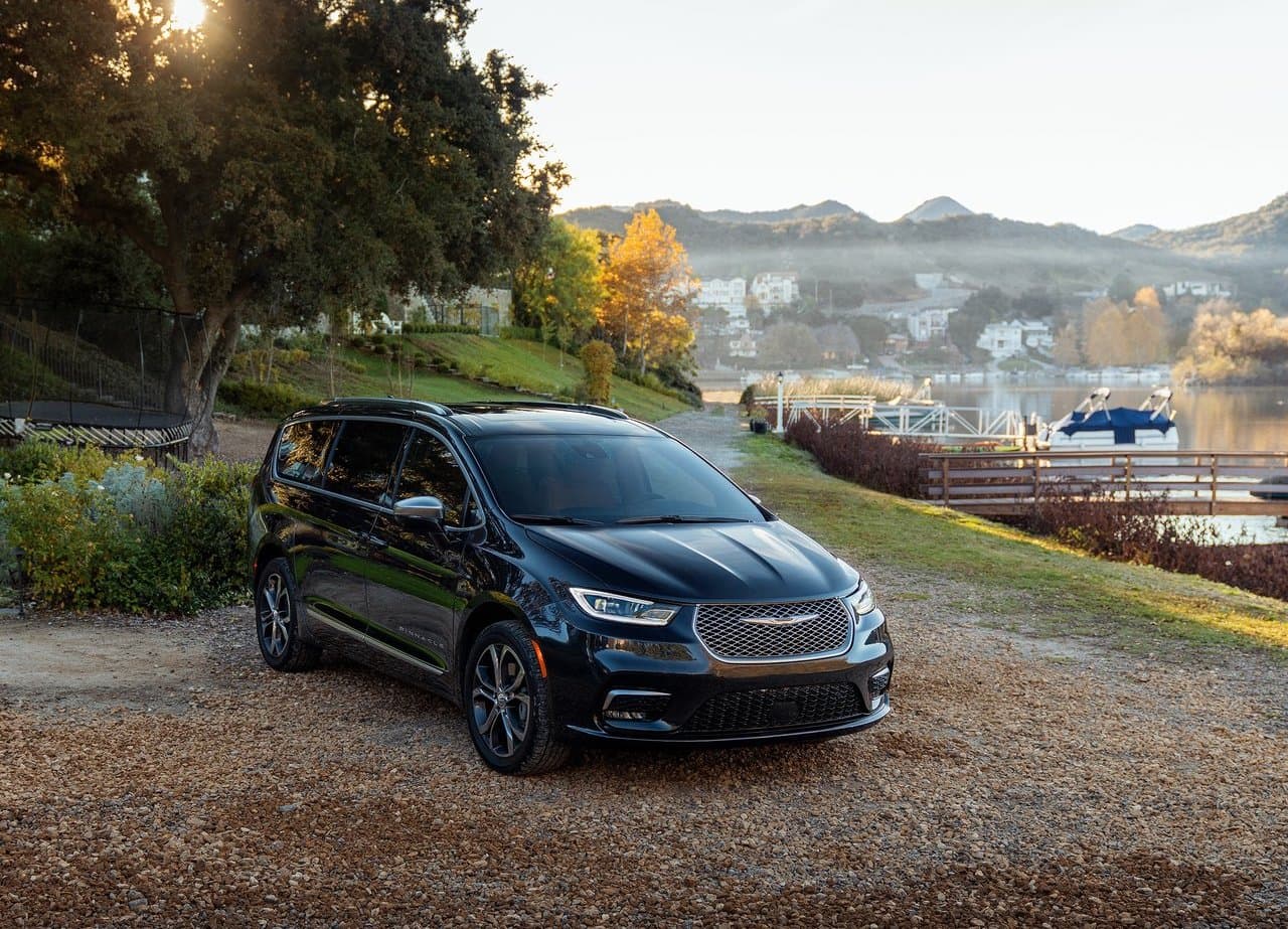 La Chrysler Pacifica 2021 está disponible en cuatro niveles de equipamiento: Touring, Touring L, Limited y Pinnacle. Este último nivel es totalmente nuevo y cuenta con asientos de cuero napa acolchado, segunda fila de asiento con soporte lumbar y una consola central más grande.
<br>
<br>Según el fabricante, esta variante no es más que “una sala de estar moderna con ruedas”.