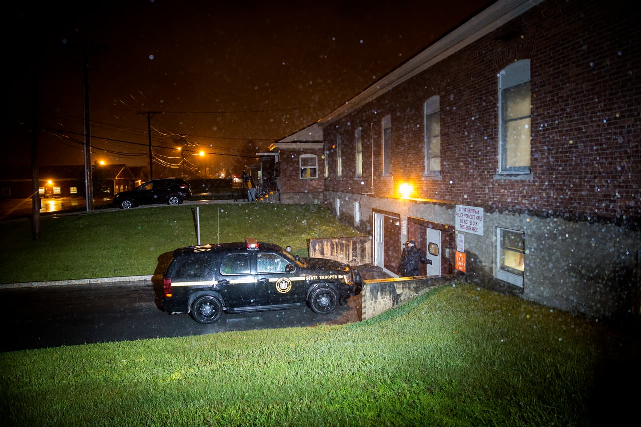 <b>Lynette Barnett: Un romance que terminó por ‘America´s Most Wanted’</b>
<br>
<br>Barnett de 26 años era una guardia de seguridad del Centro Correccional Crossroads, en Missouri, pero su carrera y su buena reputación como guardia se vio enlodada en octubre de 1999, cuando decidió darle un uniforme de guardia y una identificación falsa a Terry Banks, de 27 años, un preso que estaba condenado por asesinato y de quien se había enamorado.
<br>
<br>El romance, a diferencia del de Bobbi Parker, no duró mucho, una vez que el FBI encontró a la pareja, dos meses después de la fuga, en un parqueadero de trailers en el condado de Victoria, en Texas. Después de verlos y reconocerlos en el programa de televisión 'America 's Most Wanted',
<i> </i>alguien cercano los delató ante las autoridades. Después de ser apresada, Lynette Barnett fue condenada a 5 años de prisión por ayudar en esta fuga.
<br>
<br>La imagen es de archivo y corresponde al caso de Joyce Mitchell y su arresto en junio de 2015 en Plattsburgh, Nueva York.