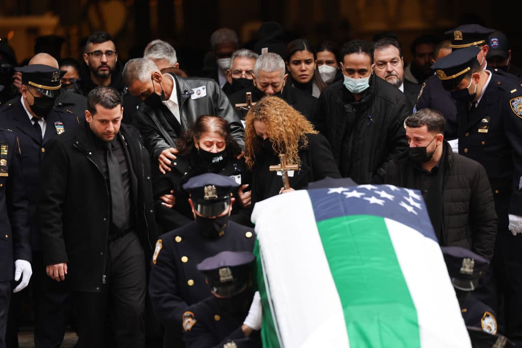 "Elegiste una vida de servicio a tu comunidad y a nuestro país adoptivo. Tus compañeros oficiales no solo eran compañeros de trabajo: eran amigos y familiares, y ahora son mi familia. Te amo, hermano, y lo haré". Siempre extrañaré."
<br>
<br>