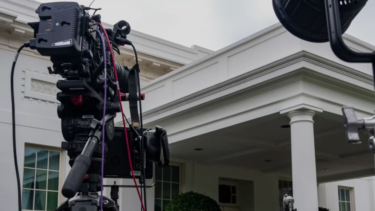 Cadenas de TV enfrentan investigación tras protesta por veto de Trump a periodistas