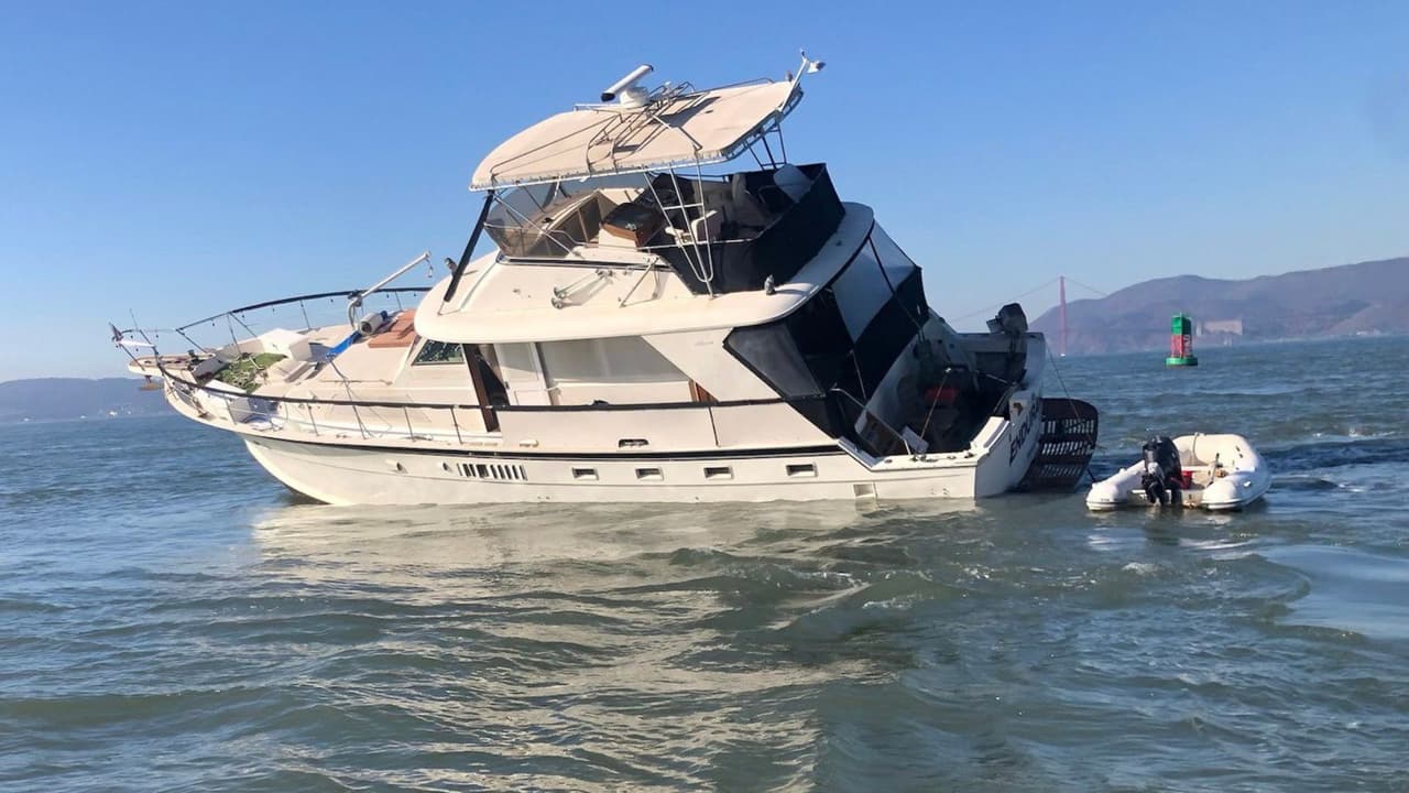 Rescatan bote que choca en rocas cercanas a la isla de Alcatraz
