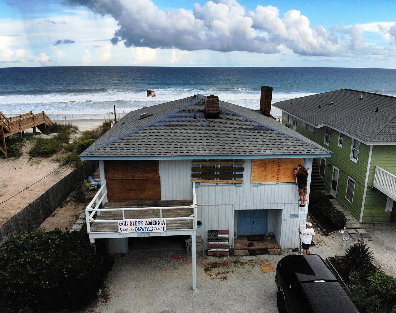 Las casas frente a la playa en Surf City, Carolina del Norte, protegidas con paneles de madera. Se espera que Florence toque tierra entre la noche del jueves y la madrugada del viernes en algún punto de la costa sur de ese estado.
