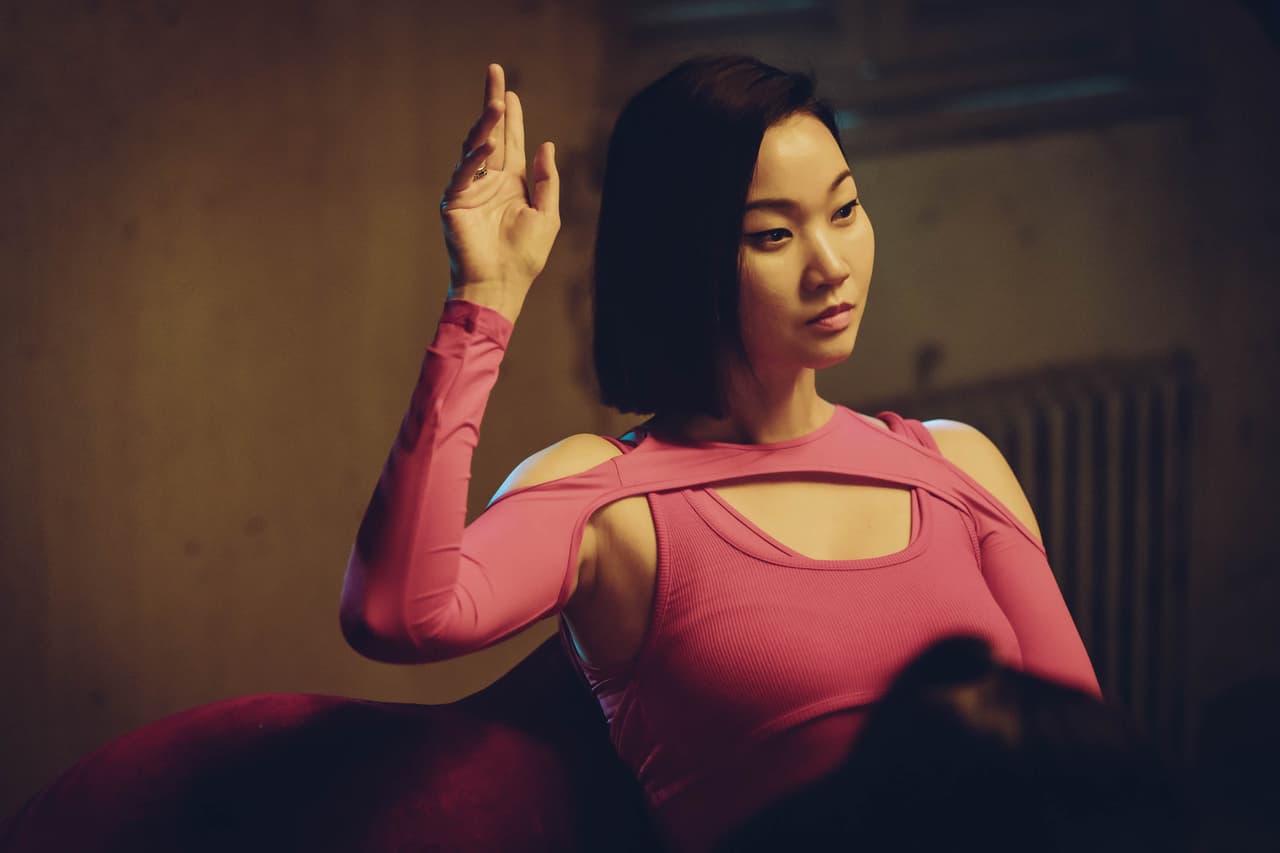 En este caso será Jang Yoon-ju quien lleve a la vida al personaje. Se trata de una modelo, actriz, cantante, escritora y presentadora surcoreana de 41 años; empezó su carrera hace poco más de dos décadas cuando tan sólo era una adolescente de 17 y desde entonces no ha parado.