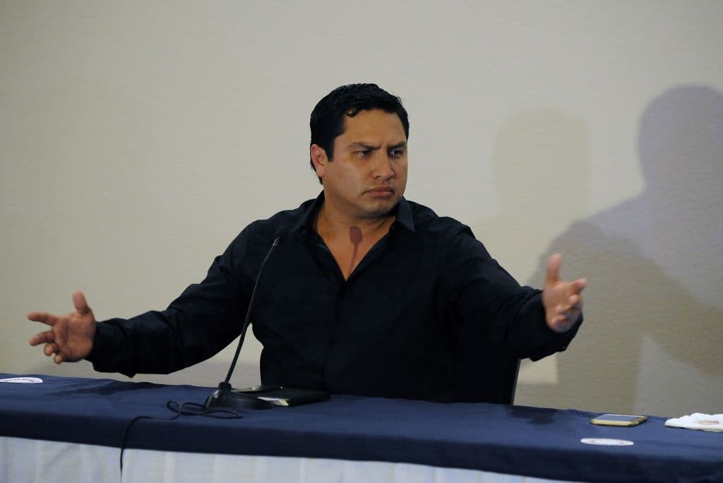 <b><a href="https://www.univision.com/famosos/cancelan-visa-trabajo-julion-alvarez-estados-unidos">Julión Álvarez</a></b>: Este cantante mexicano, conocido como "El Rey de la Taquilla", enfrentó problemas de visa en dos ocasiones dentro del período analizado. En 2017, el Departamento del Tesoro de Estados Unidos lo incluyó en una lista de personas sancionadas por presuntos vínculos con el narcotráfico, lo que llevó a la revocación de su visa y una prohibición de entrada al país, además de la censura de su música en plataformas digitales como Spotify y YouTube.