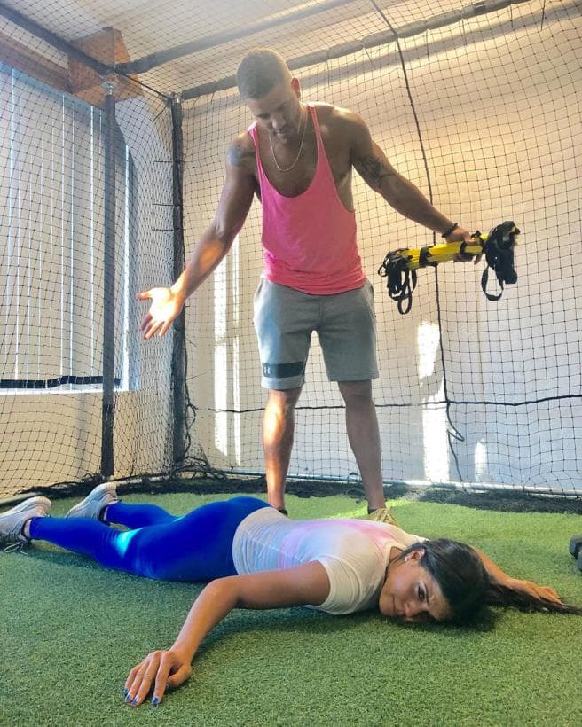 La presentadora de 30 años sabe que el entrenador no descansa hasta que finaliza con excelencia sus rutinas. “No lo veo por una semana y luego en un solo día quiere acabar conmigo (Yasmany dice que sabe para lo que doy ¡vamos!)” escribió la conductora al pie de esta imagen.