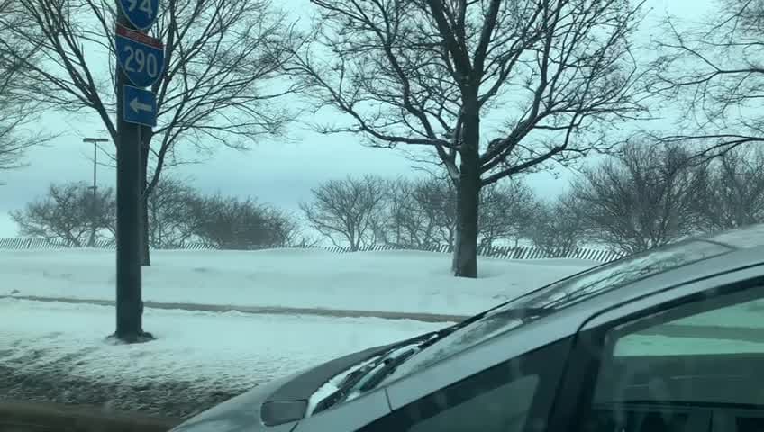 Un paseo por Lakeshore Drive antes de la llegada de la tormenta invernal al mediodía.