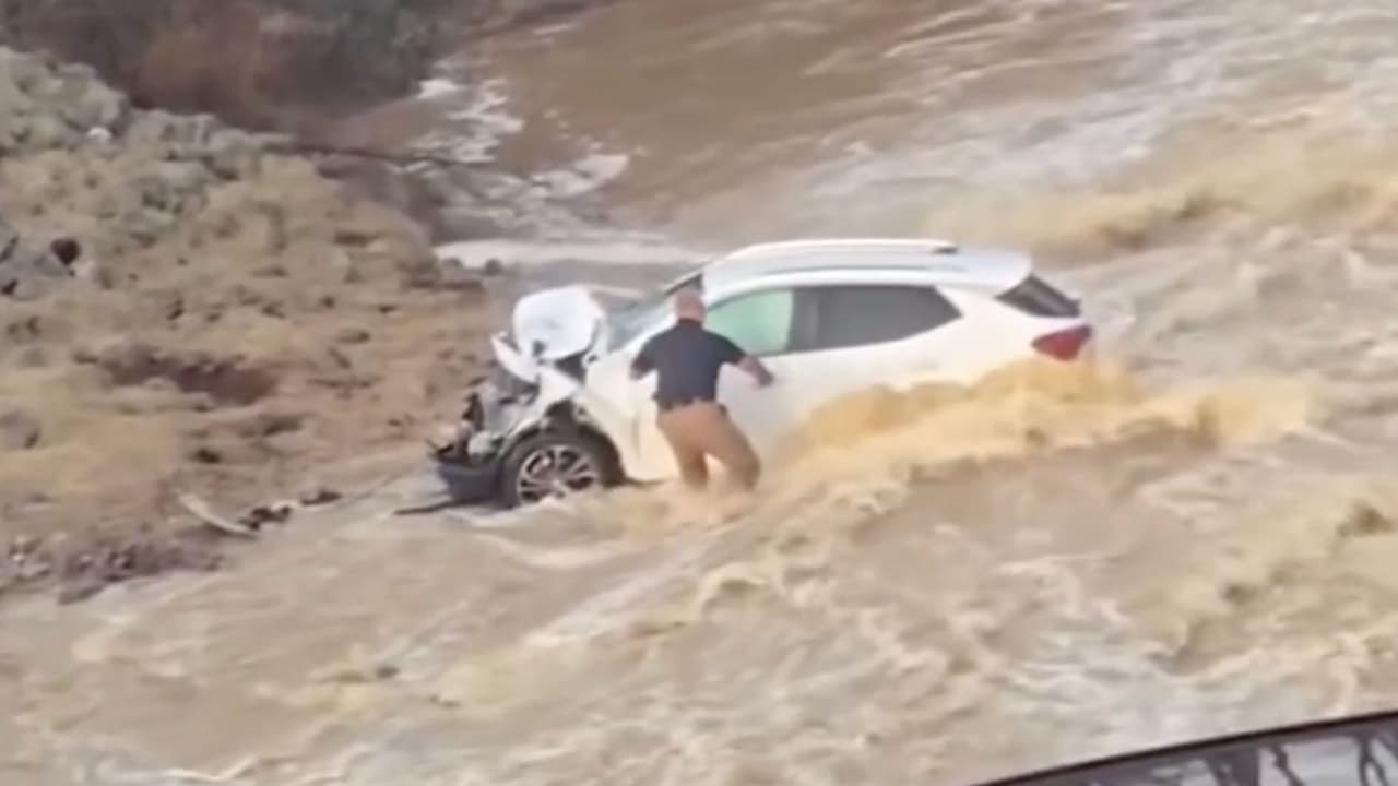 Oficial salva a adolescentes atrapadas en un auto que se hundía en un arroyo: todo quedó en video