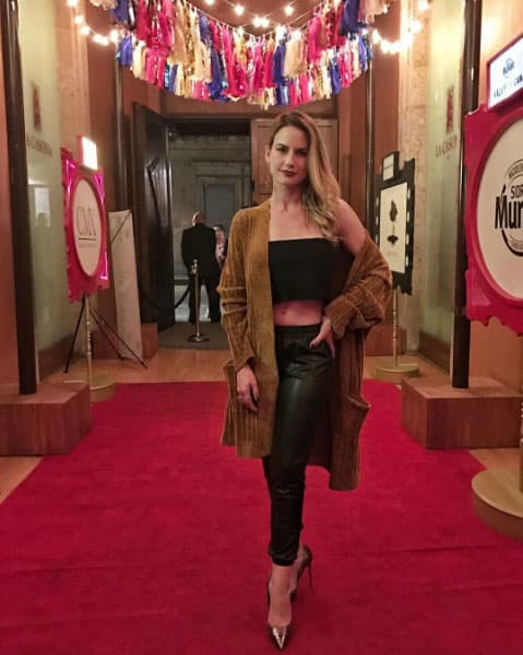 Los tacones son una parte esencial en su guardarropa, los combina con todo tipo de ropa.