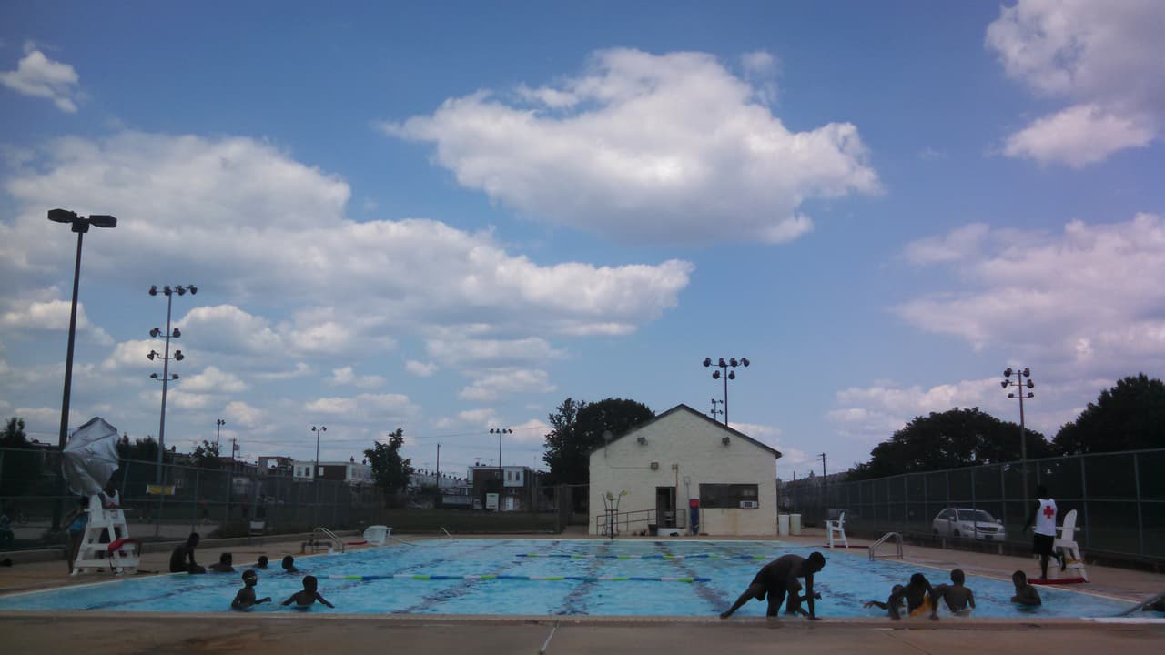 <a href="https://www.phila.gov/parks-rec-finder/#/location/j-finnegan-playground-pool/5ad616f6db3a3d4b26b4fb5e">J. Finnegan Playground Pool </a>¿Está planeando un viaje de un día a Bartram's Garden y FDR Park? Termine con un chapuzón en la piscina del patio de juegos de J. Finnegan. Una de las únicas piscinas en el suroeste de Filadelfia, J. Finnegan es un lugar de reunión de destino. 📍 
<a href="https://www.google.com/maps/place/6801+Grovers+Ave,+Philadelphia,+PA+19153/@39.9150042,-75.2340283,17z/data=!3m1!4b1!4m5!3m4!1s0x89c6c4112202b73b:0xab0a9ab0a921960f!8m2!3d39.9150001!4d-75.2318396">6801 Grovers Ave.</a>