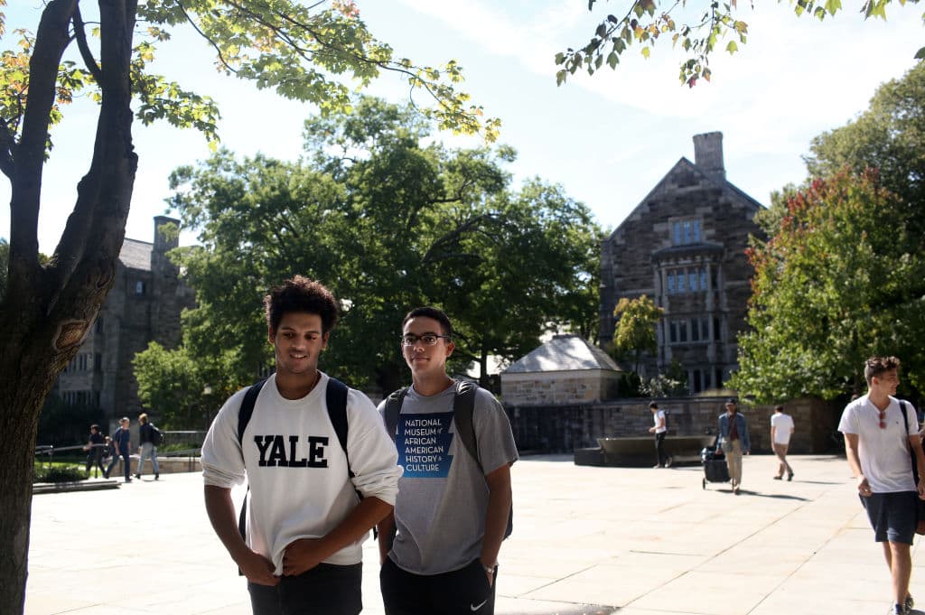La Universidad de Yale ha sido demandanda por el Departamento de Justicia por supuestas prácticas de discriminación ilegal en las admisiones, particularmente contra estudiantes de pregrado, blancos y Asiático Americanos, lo cual representaría una violación de la ley federal de derechos civiles,