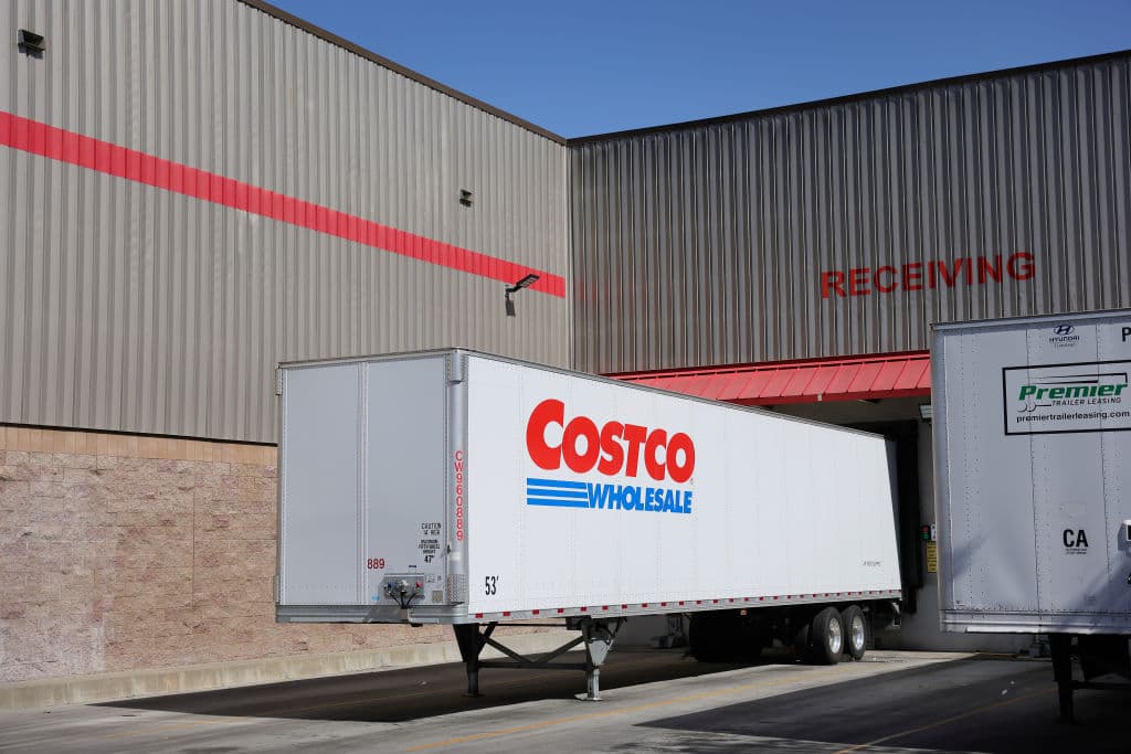 A finales de febrero de este año
<b>Costco</b> anunció que el salario mínimo de la compañía sería de $16 la hora empezando la semana siguiente. El gigante mayorista subió el salario mínimo a $15 la hora en 2019.