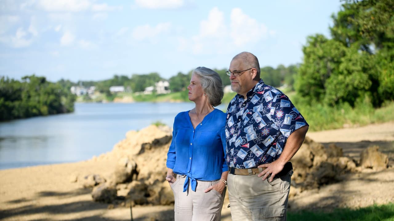 Kristen Buster y Michael Bleacher contemplan el río San Jacinto desde las orillas de su propiedad. Cuando la pareja se mudó a Highlands en la primavera de 2024, esperaban que la comunidad fuera un lugar de descanso. En cambio, dicen, ha sido "una pesadilla viviente".
