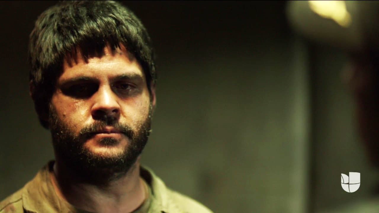 Ahora lucía sucio, con la barba descuidada y a un paso de la locura.