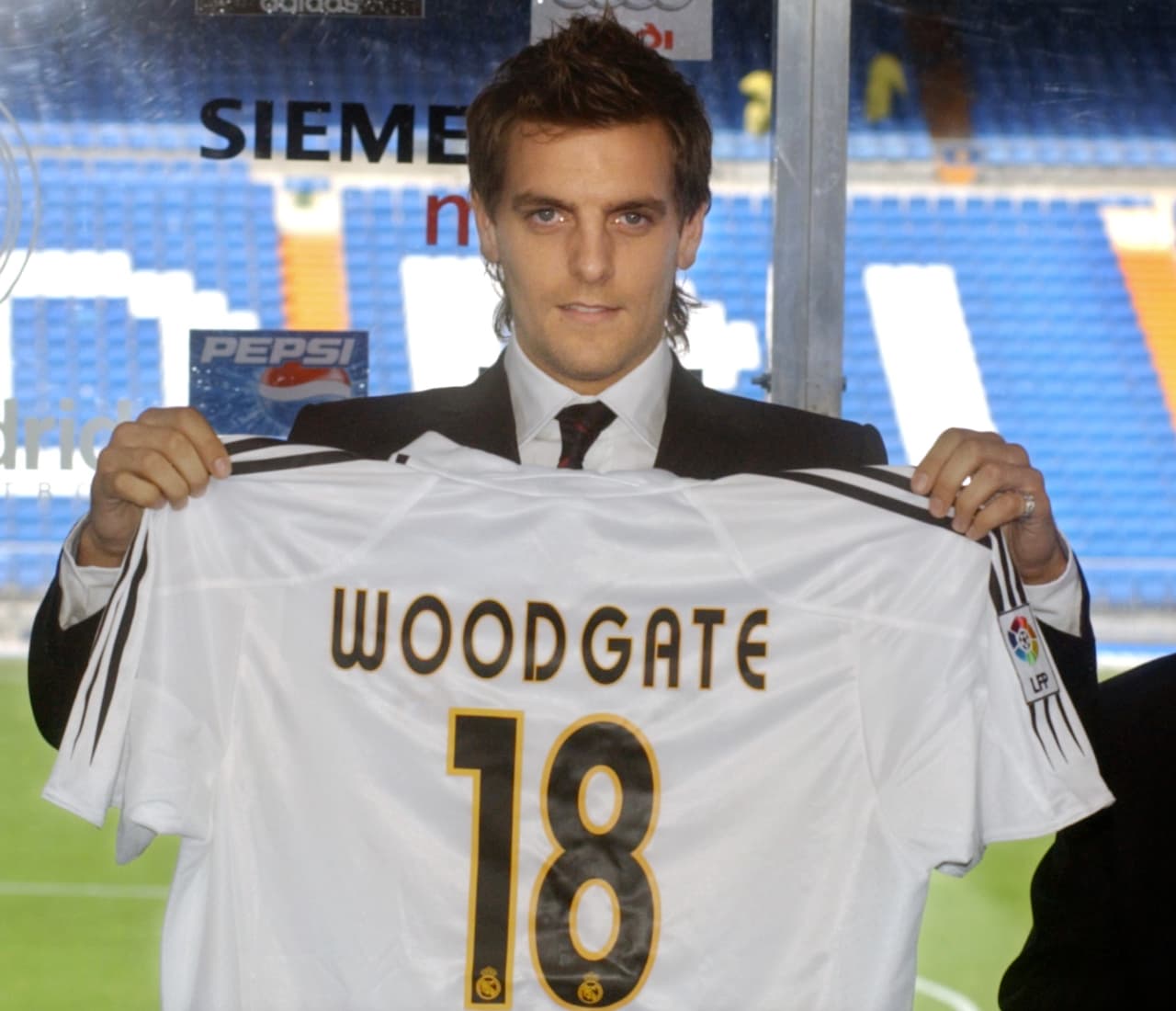 <b>Jonathan Woodgate – Defensa Central</b>– El defensor inglés llegó al Real Madrid por 22 millones de euros en 2004. Las lesiones invadieron al inglés y en su primer año con los Blancos no pudo ver acción yuvo que esperar hasta el 2005 para debutar. Su mala suerte y falta regularidad hicieron que el defensa solo disputara 10 encuentros durante todo su tiempo en el club.